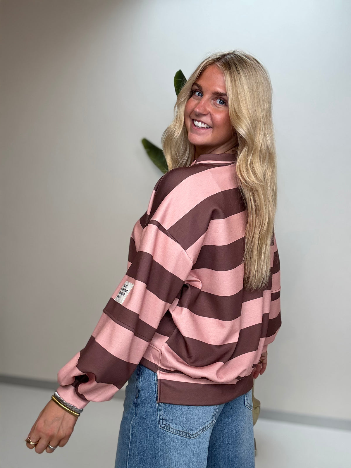 Butterstoff Sweater mit Patch am Ärmel BIG STRIPES soft Peach/coffee