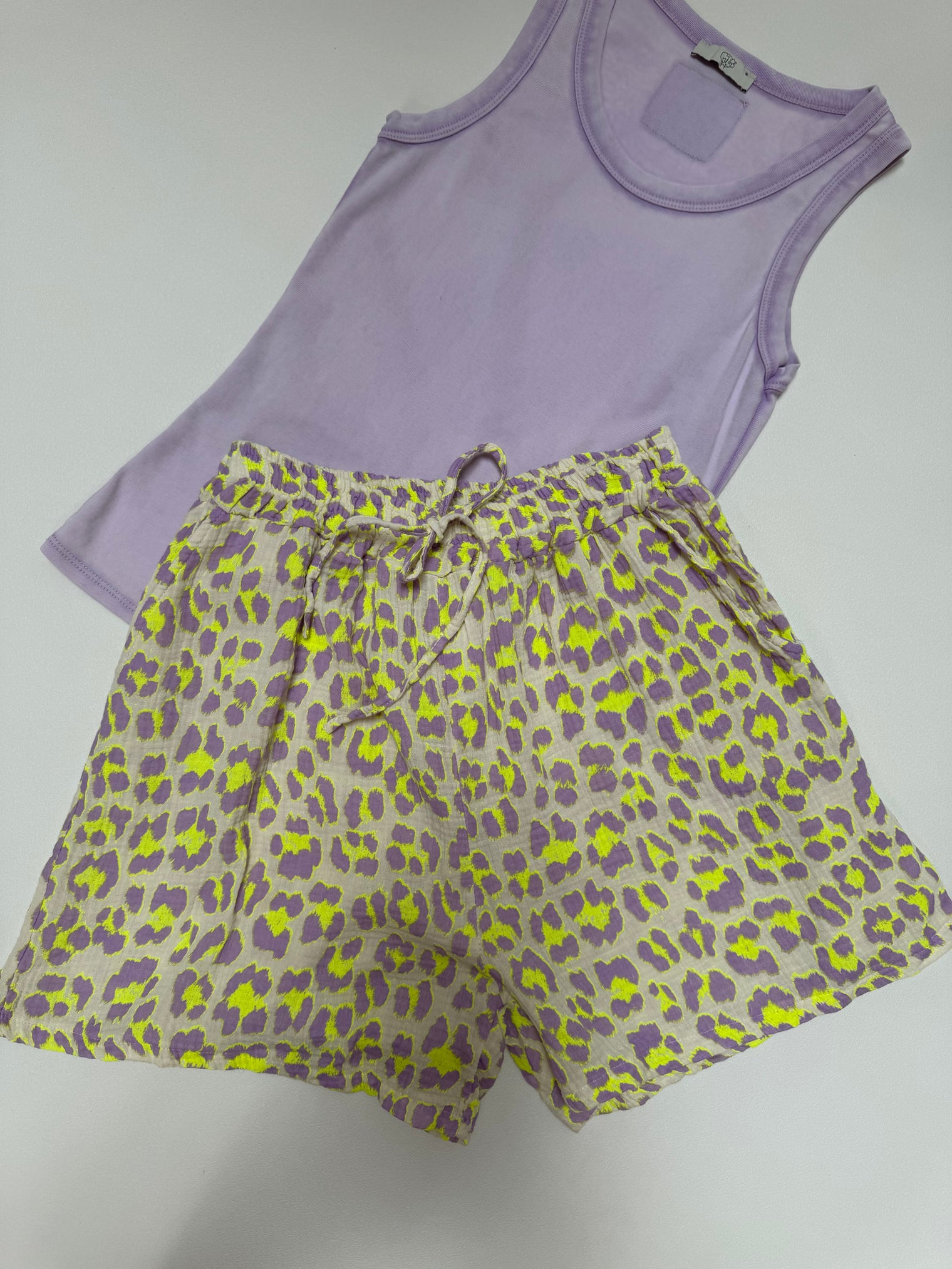 Musselin Shorts flieder LEO POWER lila/ hot gelb