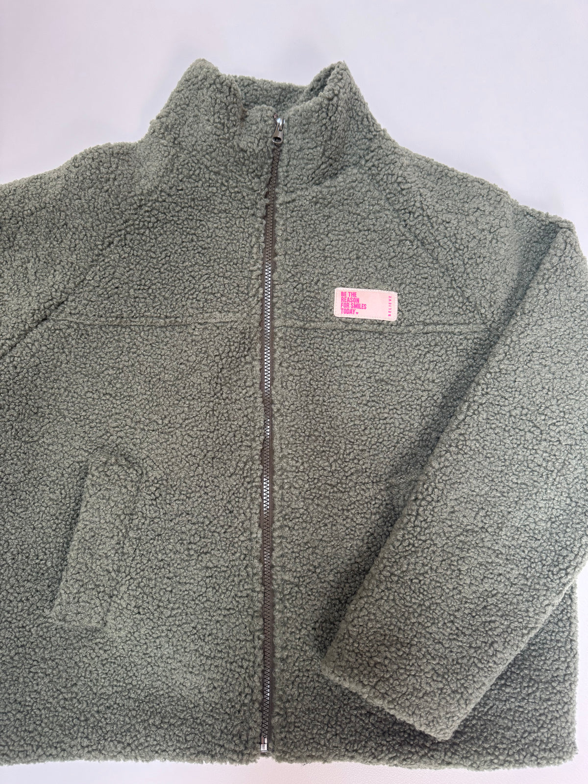 Kuschel Jacke mit Reißverschluss & Patch BE THE REASON FOR SMILES TODAY grün