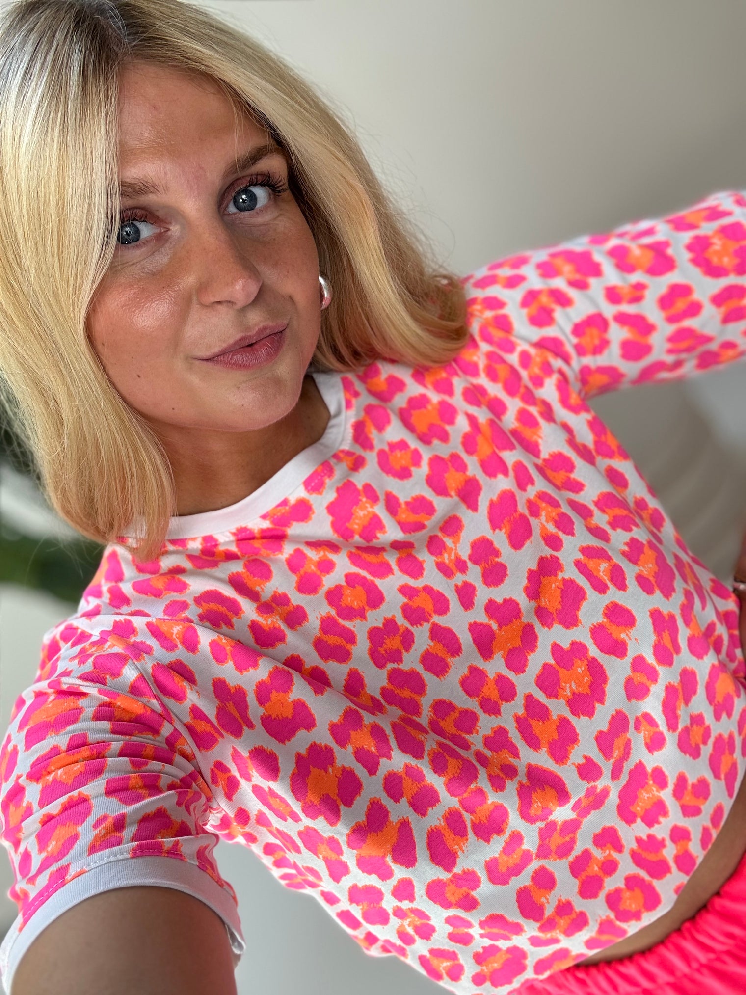 Basic Shirt weiß LEO POWER hot pink/orange