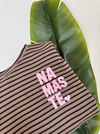 Sweater mit Rückenprint taupe/coffee geringelt NAMASTE