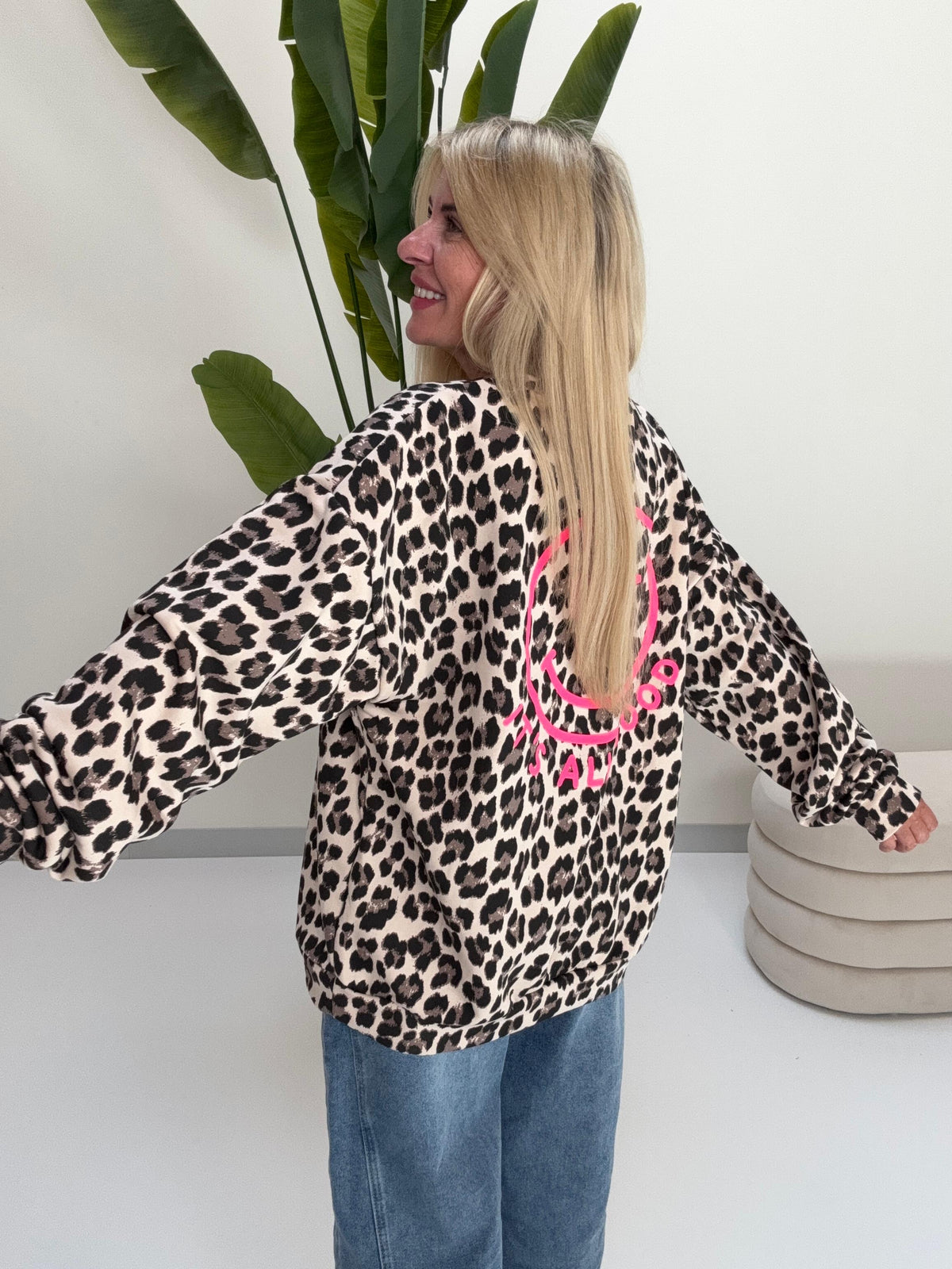 Oversize Sweater beige Leo ITS ALL GOOD pink mit Rückenprint