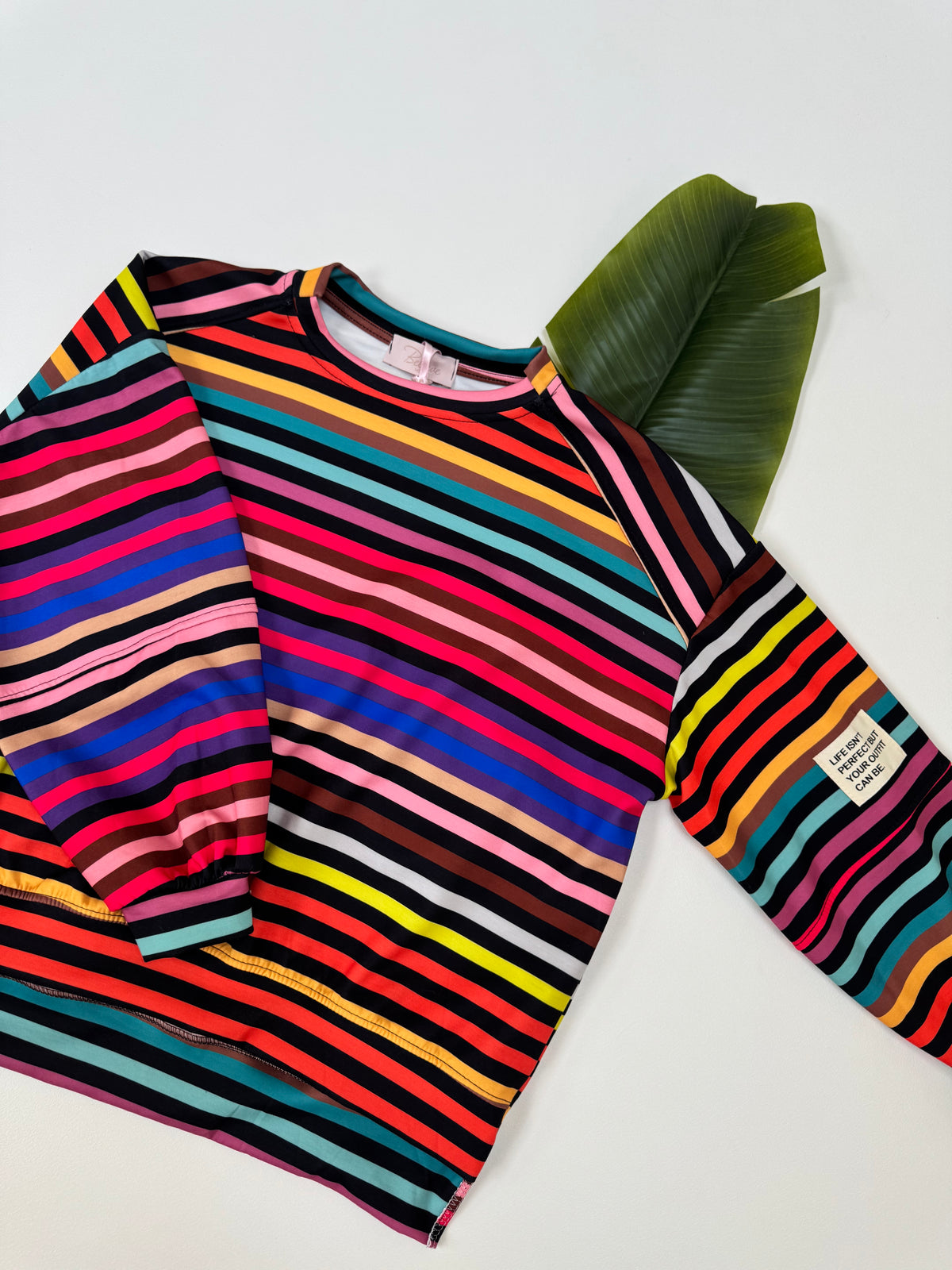 Butterstoff Sweater mit Patch am Ärmel SMALL STRIPES schwarz/rainbow