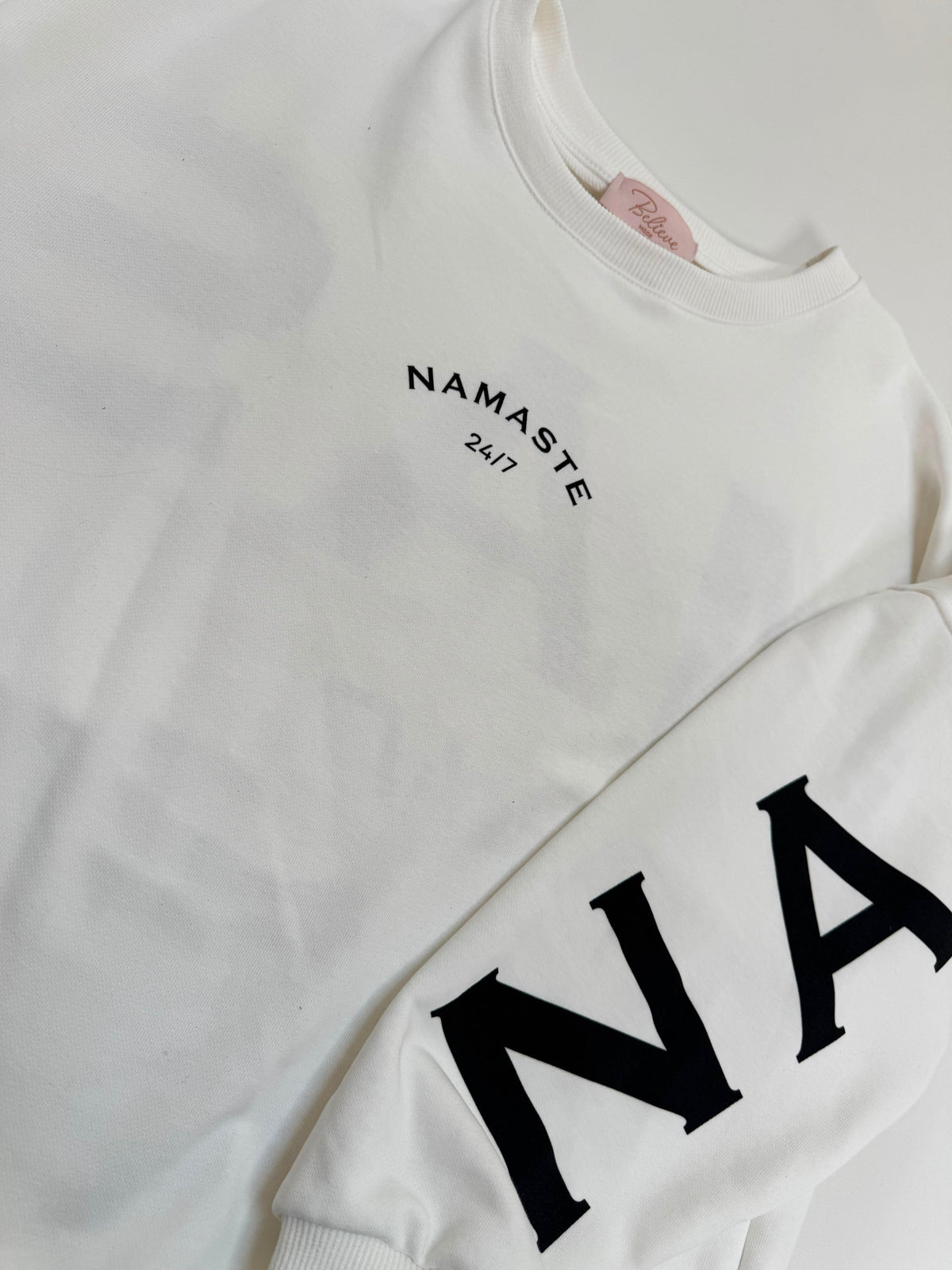 Sweater mit Rückenprint NAMASTE weiß