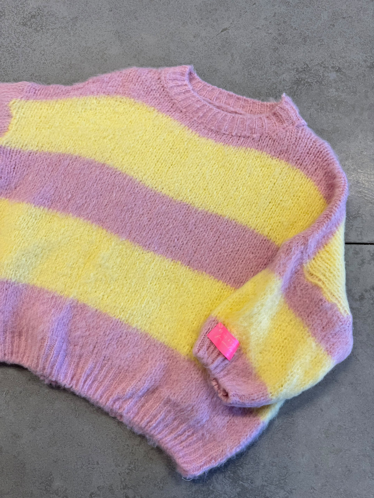 Strickpullover mit Patch rosa/gelb