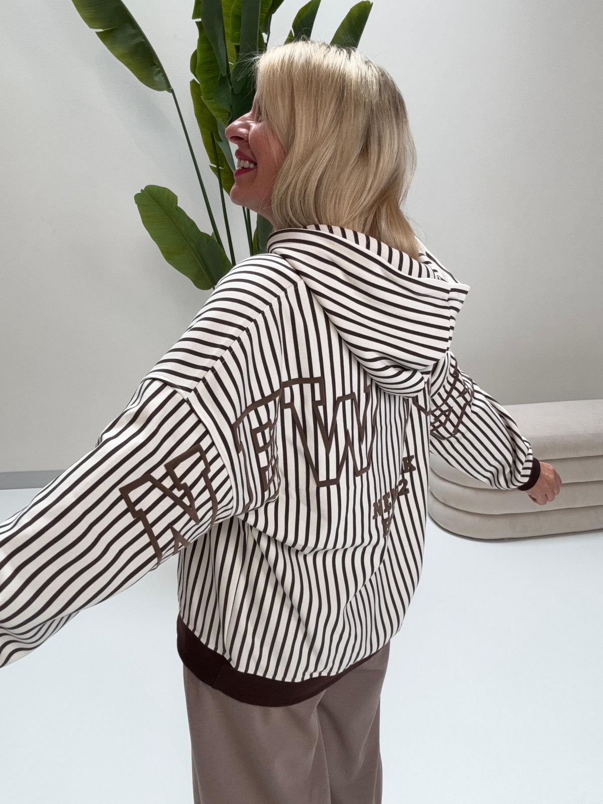 Hochwertiger Hoodie creme/coffee gestreift NEW YORK