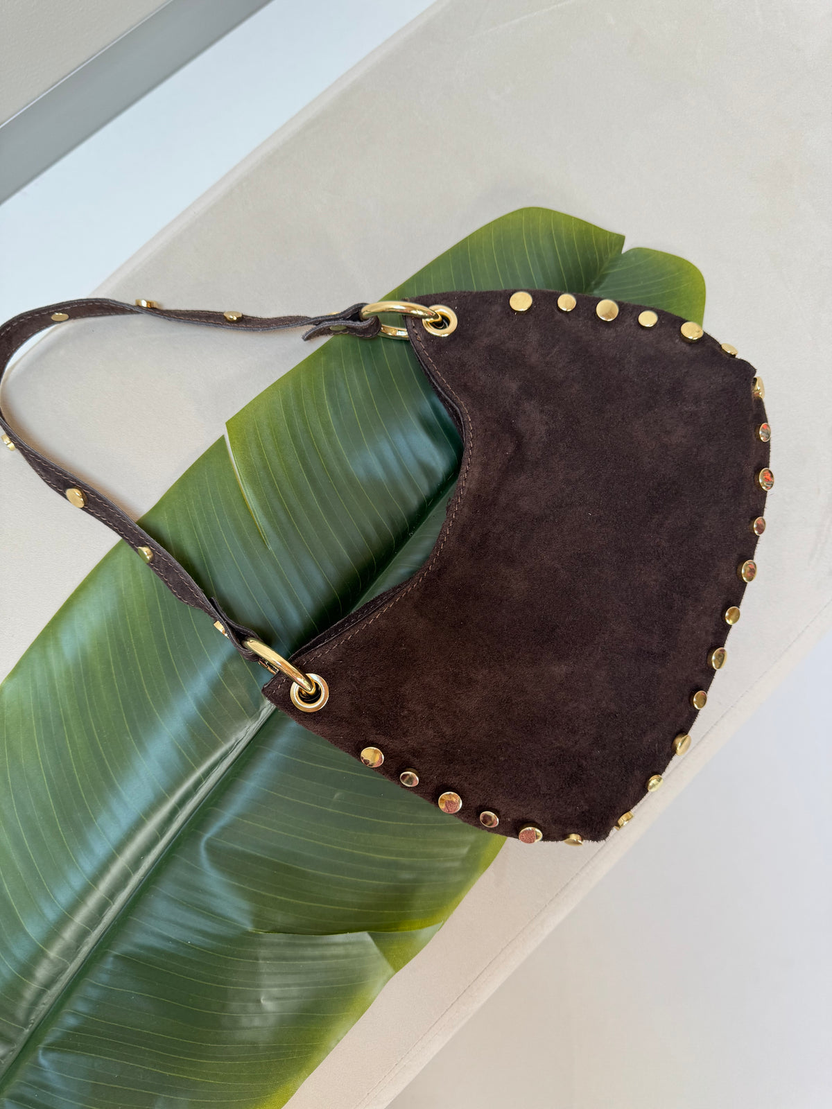 Hänkeltasche dark coffee mit goldenen Nieten I mit Umhängegurt