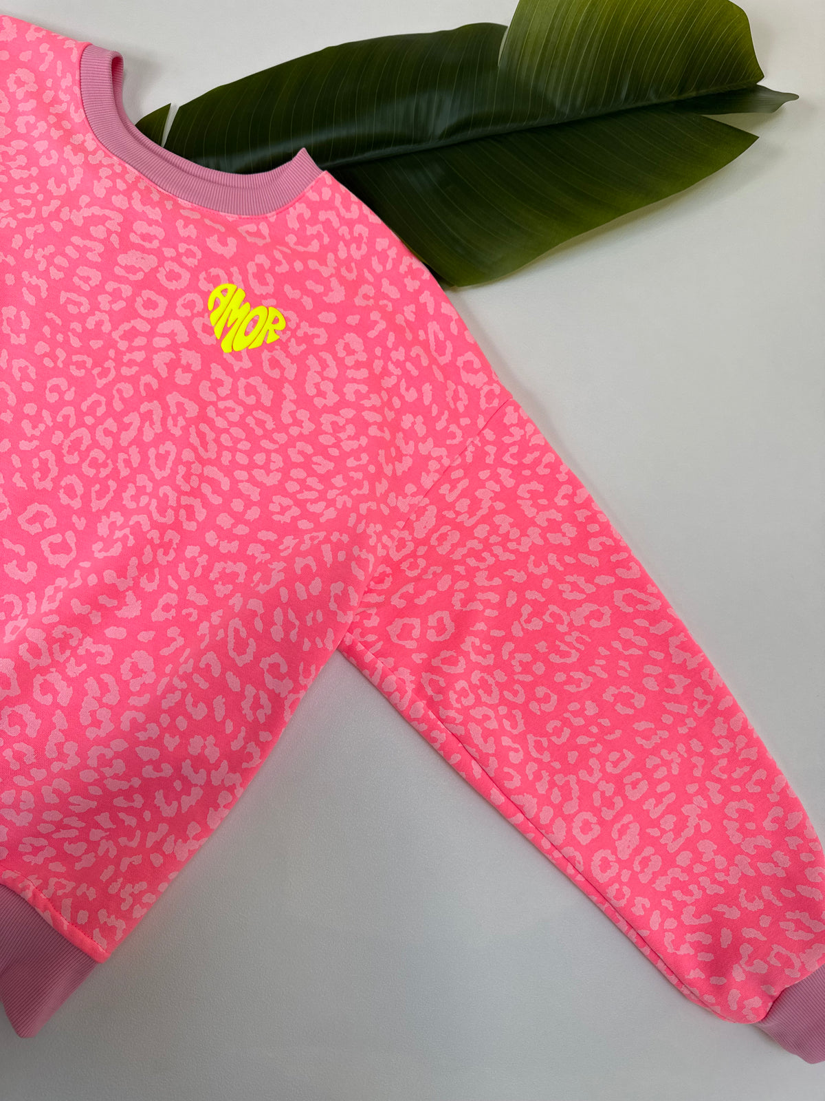 Sweater mit Rückenprint AMOR CLUB rosa leo