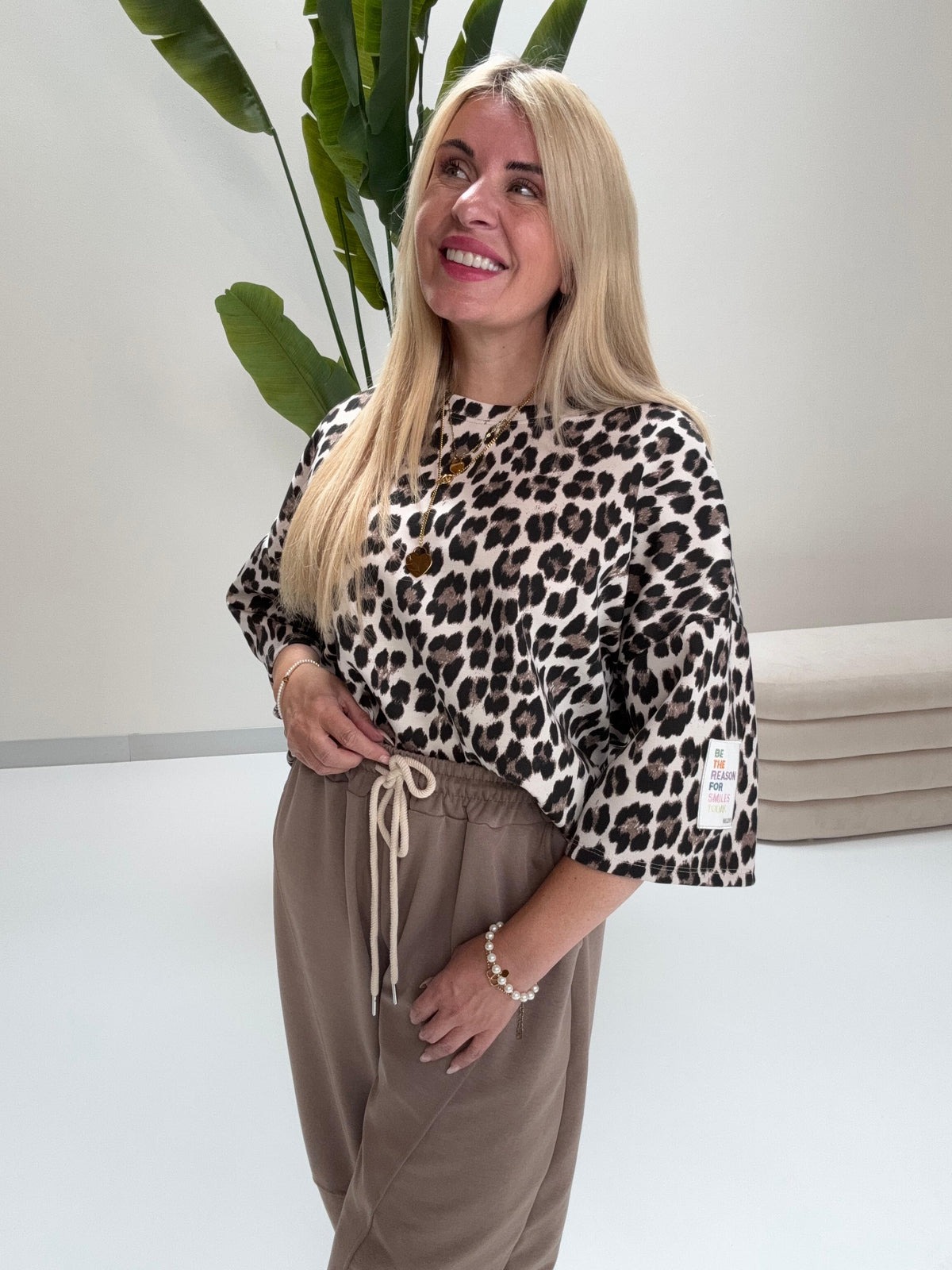 Butterstoff Shirt leo BE THE REASON mit hochwertigem Patch am Ärmel
