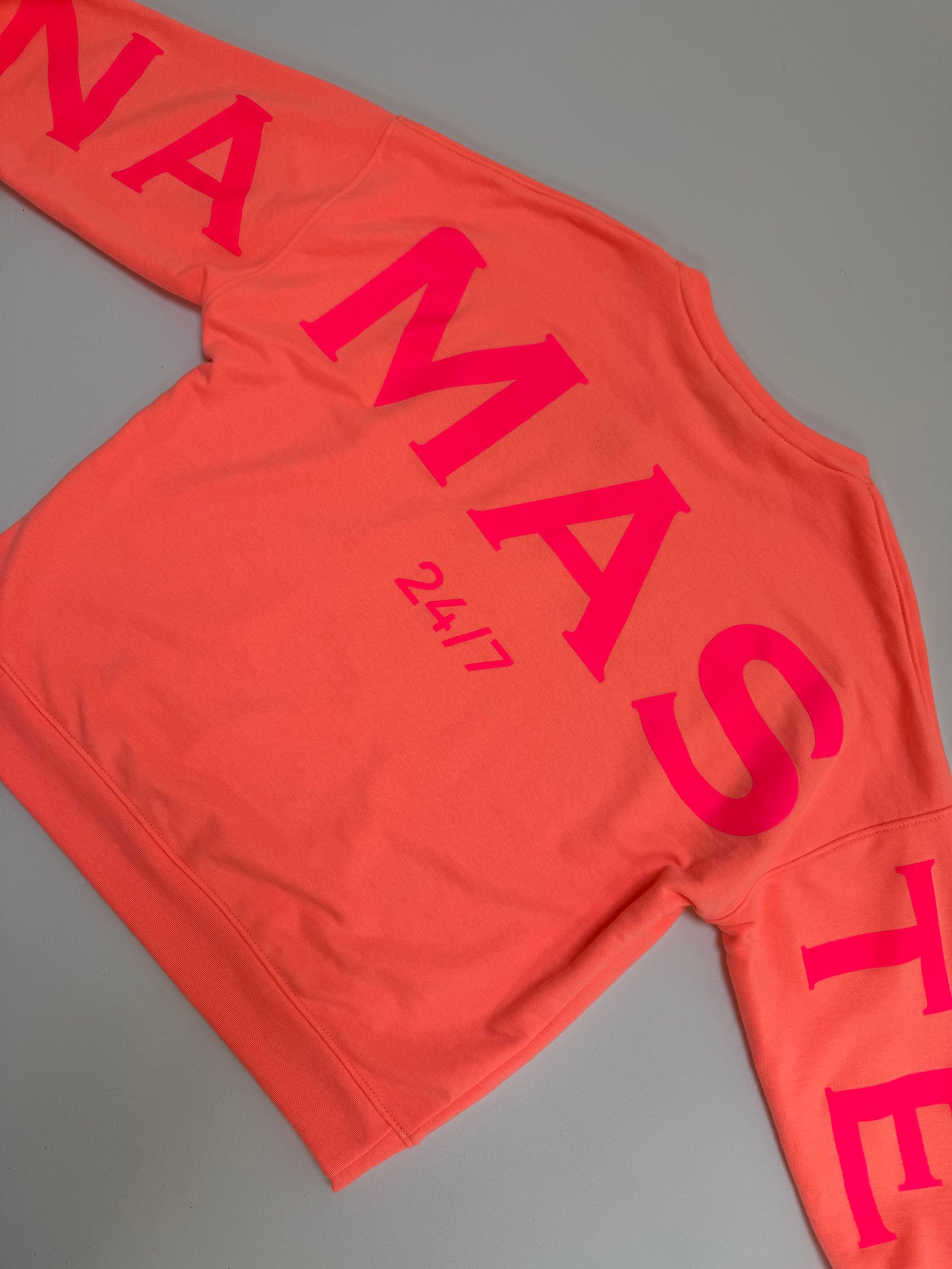 Sweater mit Rückenprint NAMASTE hot peach