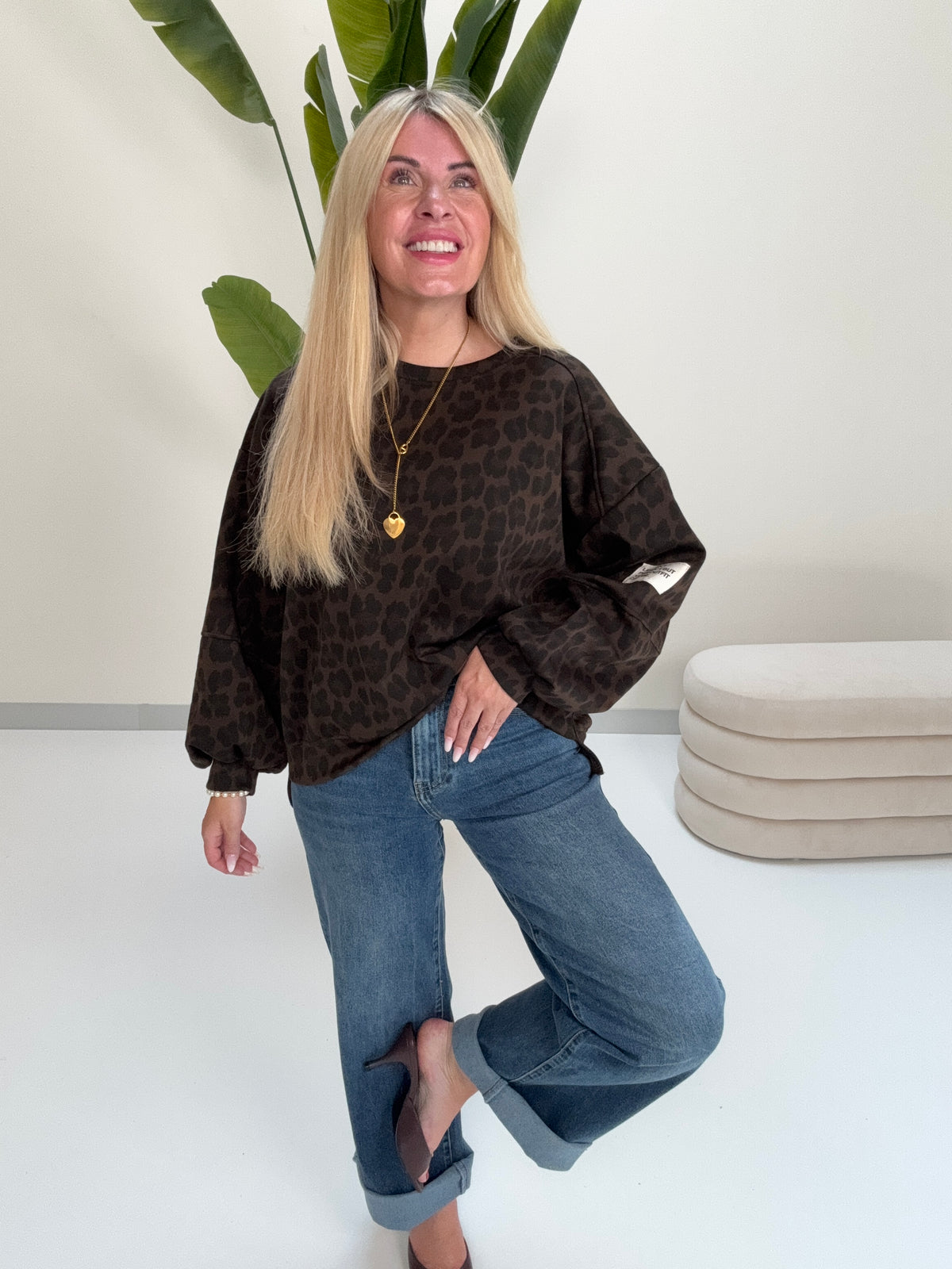 Butterstoff Sweater mit Patch am Ärmel dark chocolate LEO schwarz/taupe