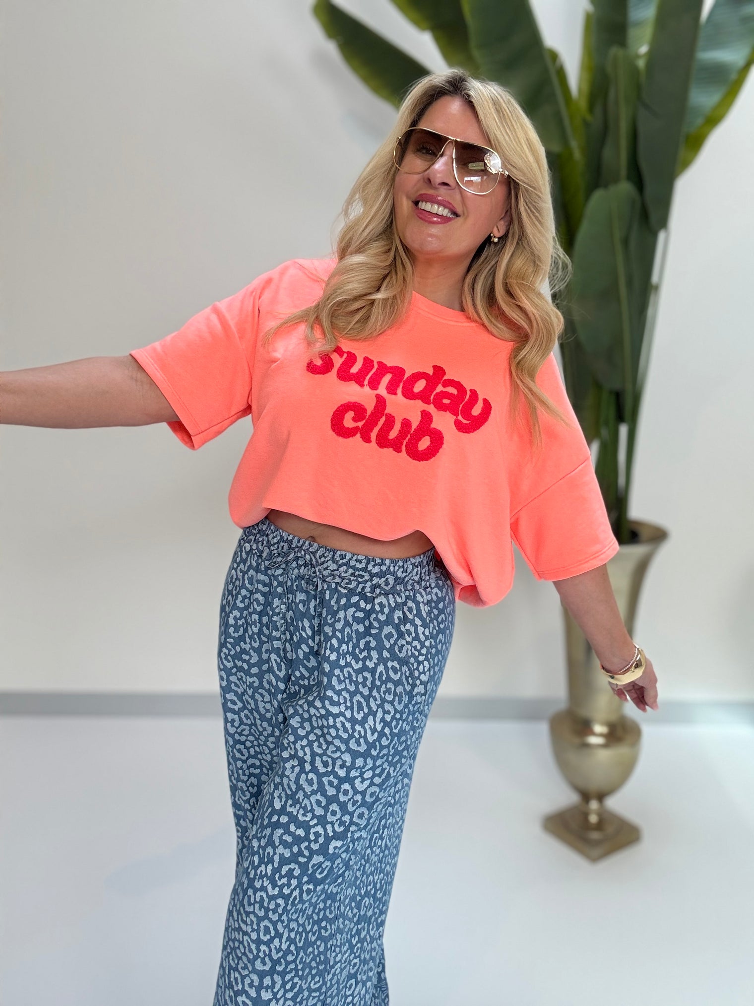 Kurz Arm Sweater Peach Neon  SUNDAY CLUB mit Neon Stickerei