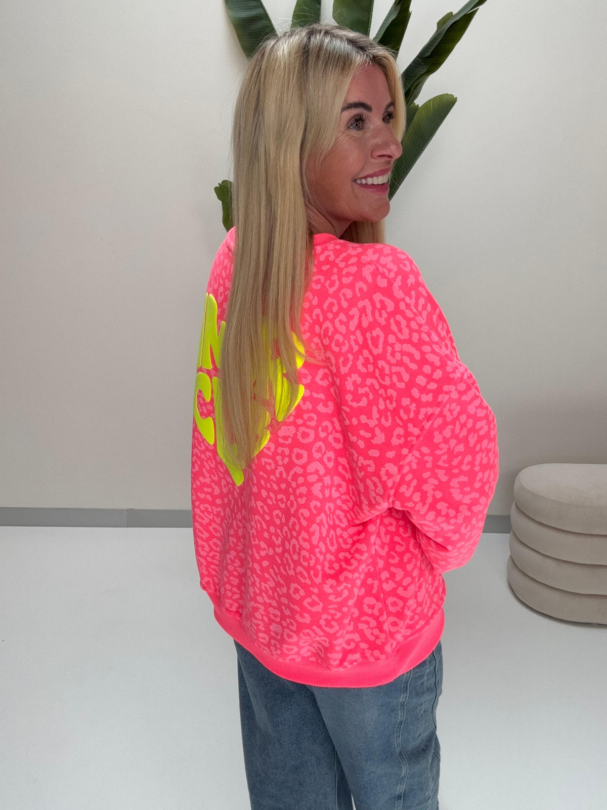 Sweater mit Rückenprint AMOR CLUB hot fuchsia leo