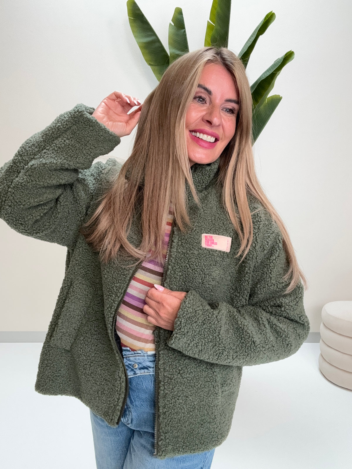 Kuschel Jacke mit Reißverschluss & Patch BE THE REASON FOR SMILES TODAY grün