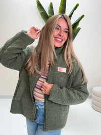 Kuschel Jacke mit Reißverschluss & Patch BE THE REASON FOR SMILES TODAY grün