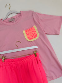 Shirt mit kleiner Brusttasche KISS MY VOLANTS rosa