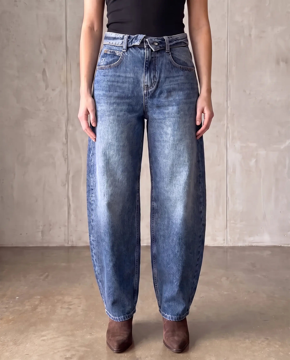 Ballon/Barrel Jeans mit umgeklapptem Fashion Bund light washed details