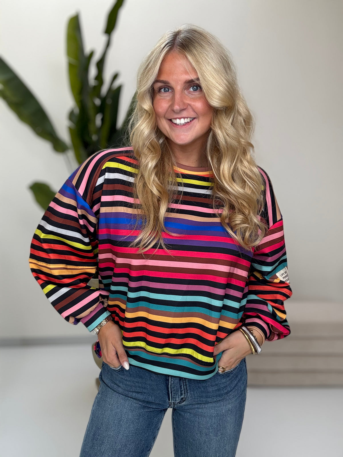 Butterstoff Sweater mit Patch am Ärmel SMALL STRIPES schwarz/rainbow