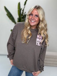 Sweater mit Rückenprint taupe/coffee geringelt NAMASTE