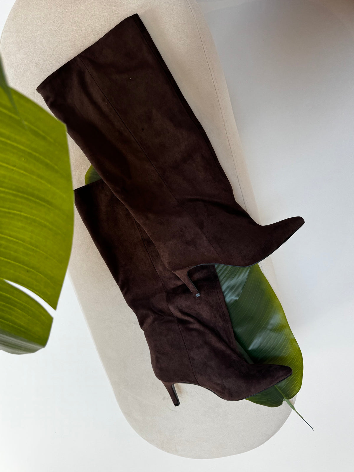 Velours Stiefelette mit weitem Schafft dark chocolate