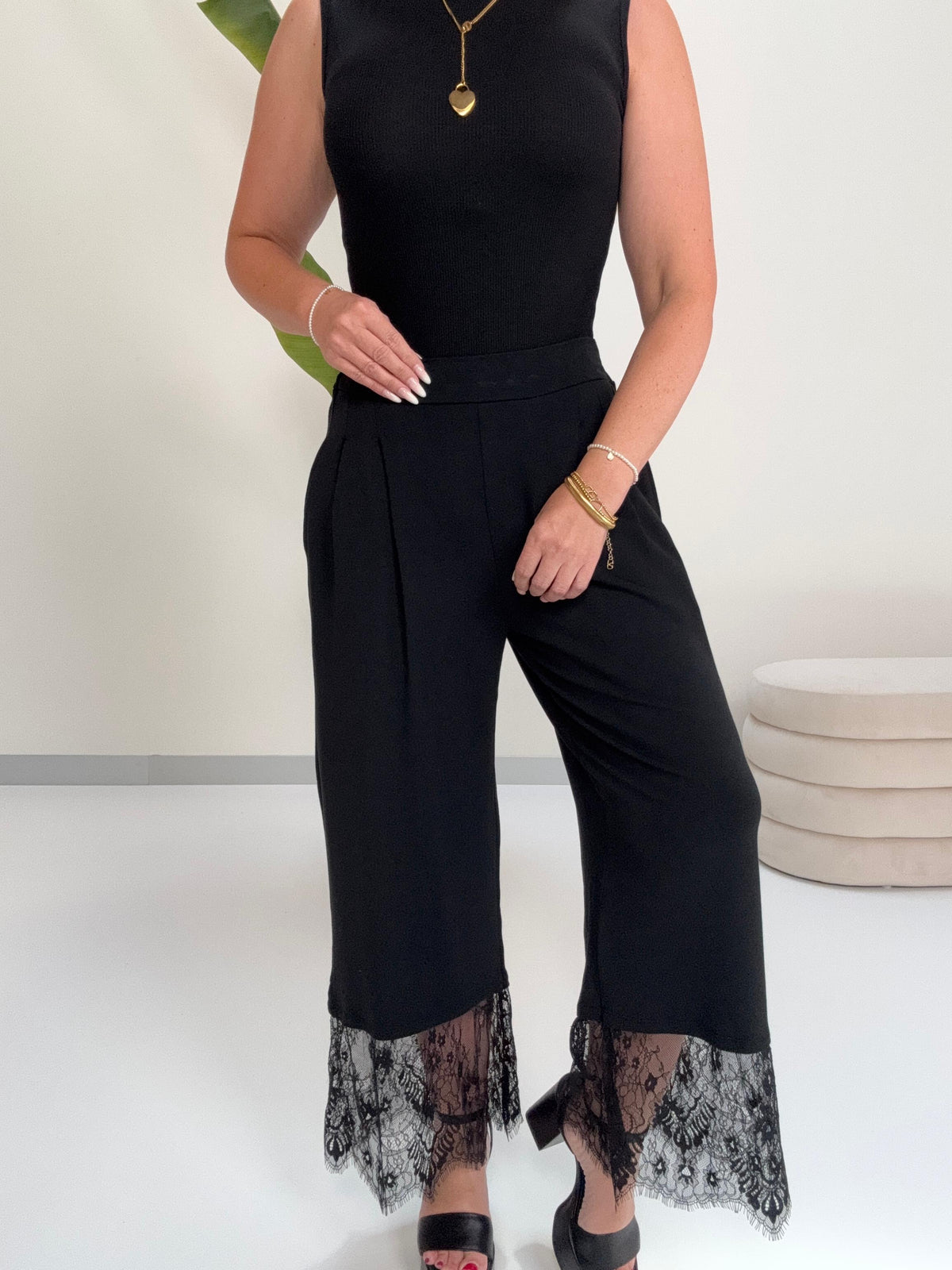 Luxury Culotte Hose mit Bundfalten & Spitze schwarz