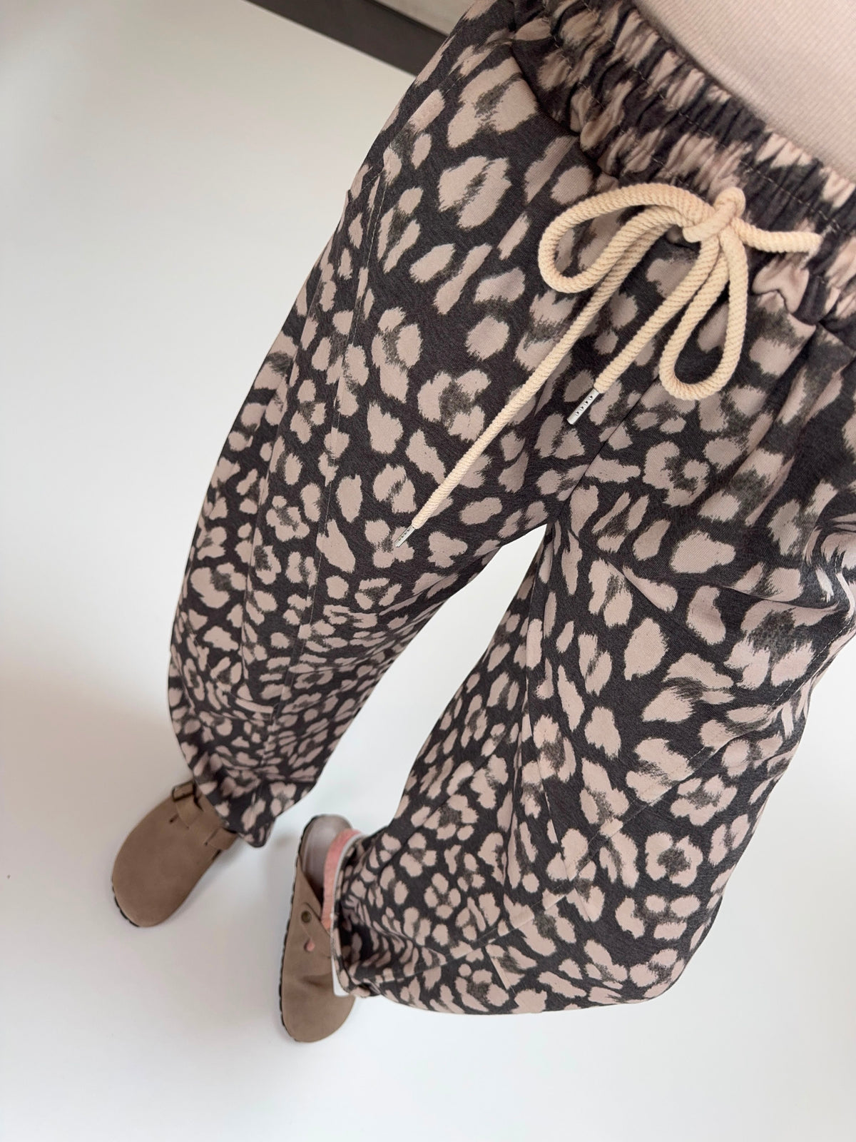 Stylische Barrel Hose LEO MYSTIQUE greige/grau mit Tunnelzug