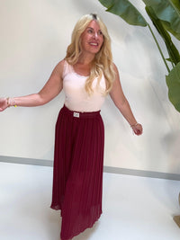 Signature Plisseehose burgundy mit Patch