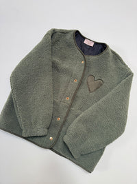 Teddy Jacke mit Druckknöpfen & großem Herz grün