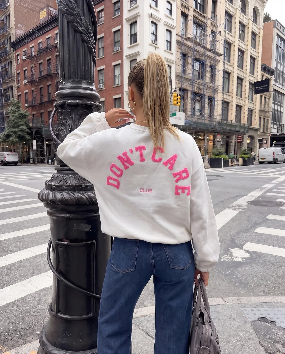 Sweater mit Rückenprint DONT CARE CLUB weiß