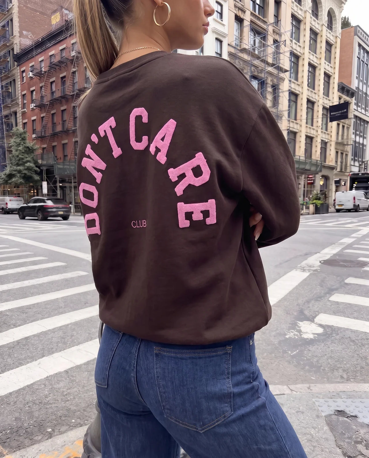 Sweater mit Rückenprint DONT CARE CLUB dunkelbraun