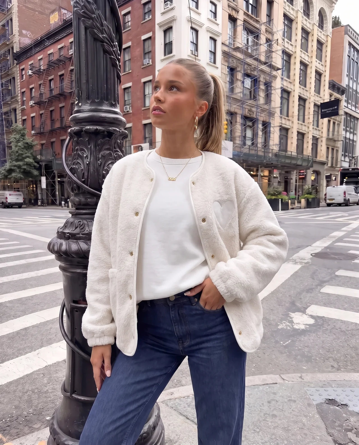 Teddy Jacke mit Druckknöpfen & großem Herz cremeweiß