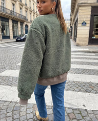 Teddy Jacke mit Druckknöpfen & großem Herz grün
