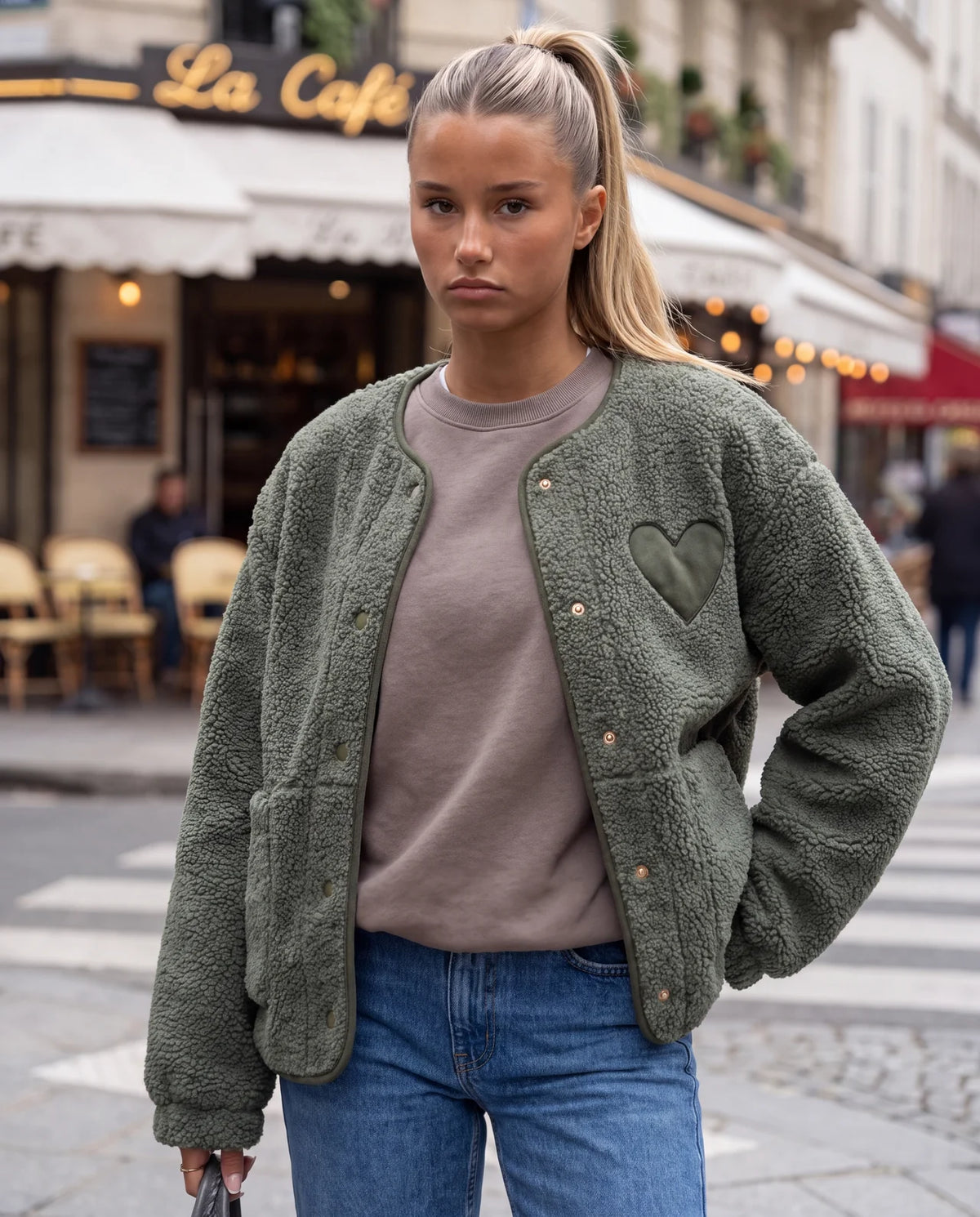 Teddy Jacke mit Druckknöpfen & großem Herz grün
