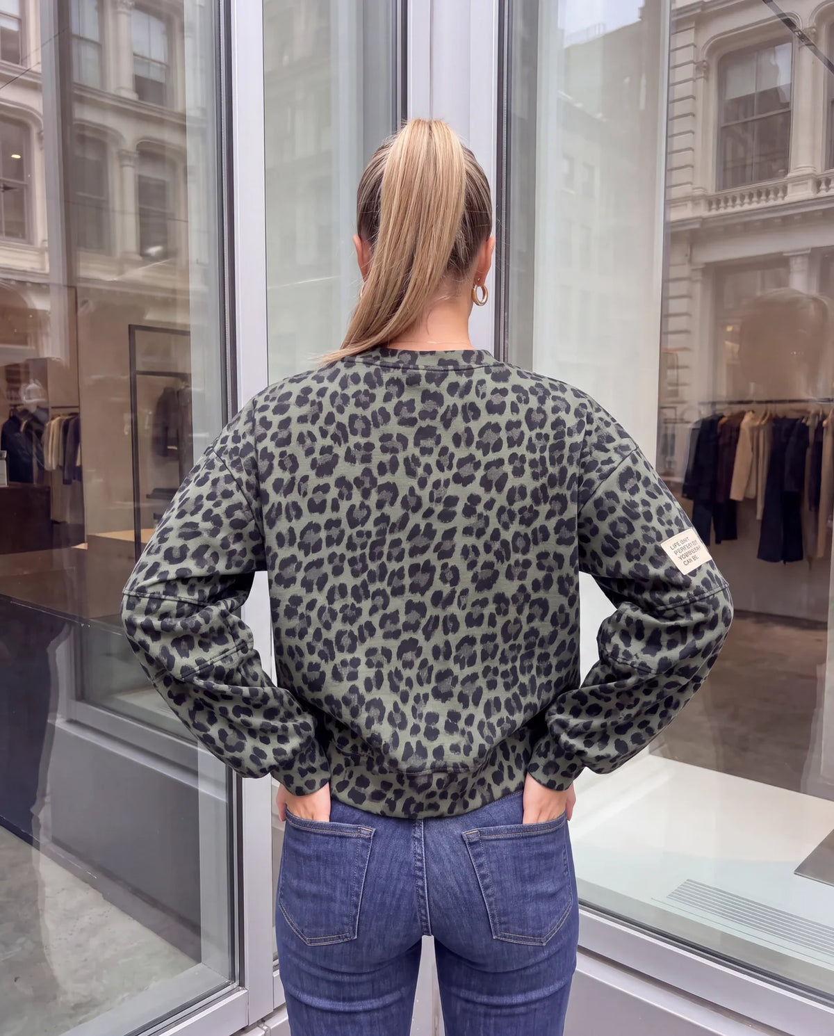 Butterstoff Sweater mit Patch am Ärmel grün LEO schwarz