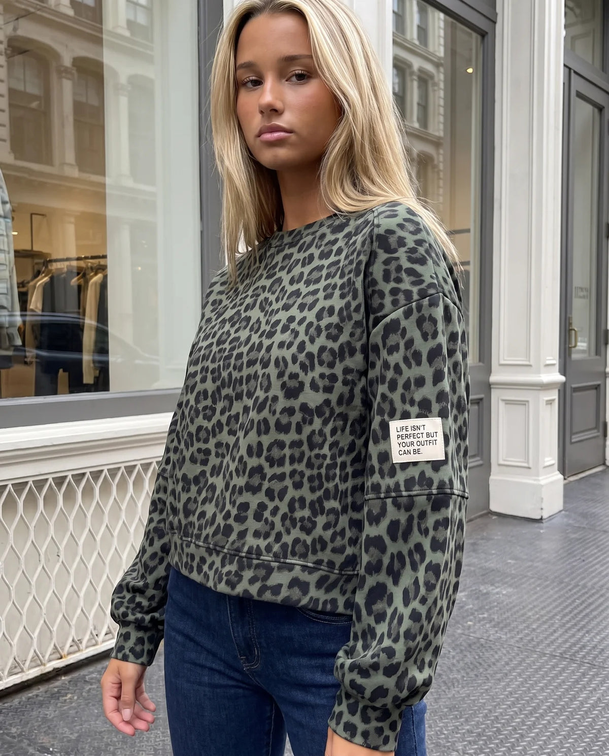 Butterstoff Sweater mit Patch am Ärmel grün LEO schwarz