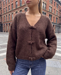 Kuschelweicher Strickpullover mit kleinen Schleifen vorne dark chocolate