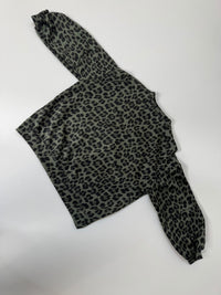 Butterstoff Sweater mit Patch am Ärmel grün LEO schwarz