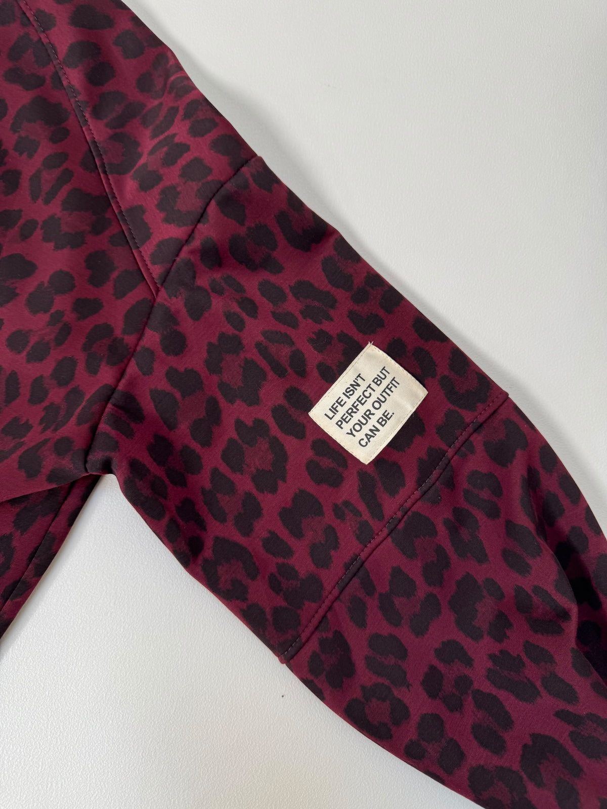 Butterstoff Sweater mit Patch am Ärmel rot LEO schwarz